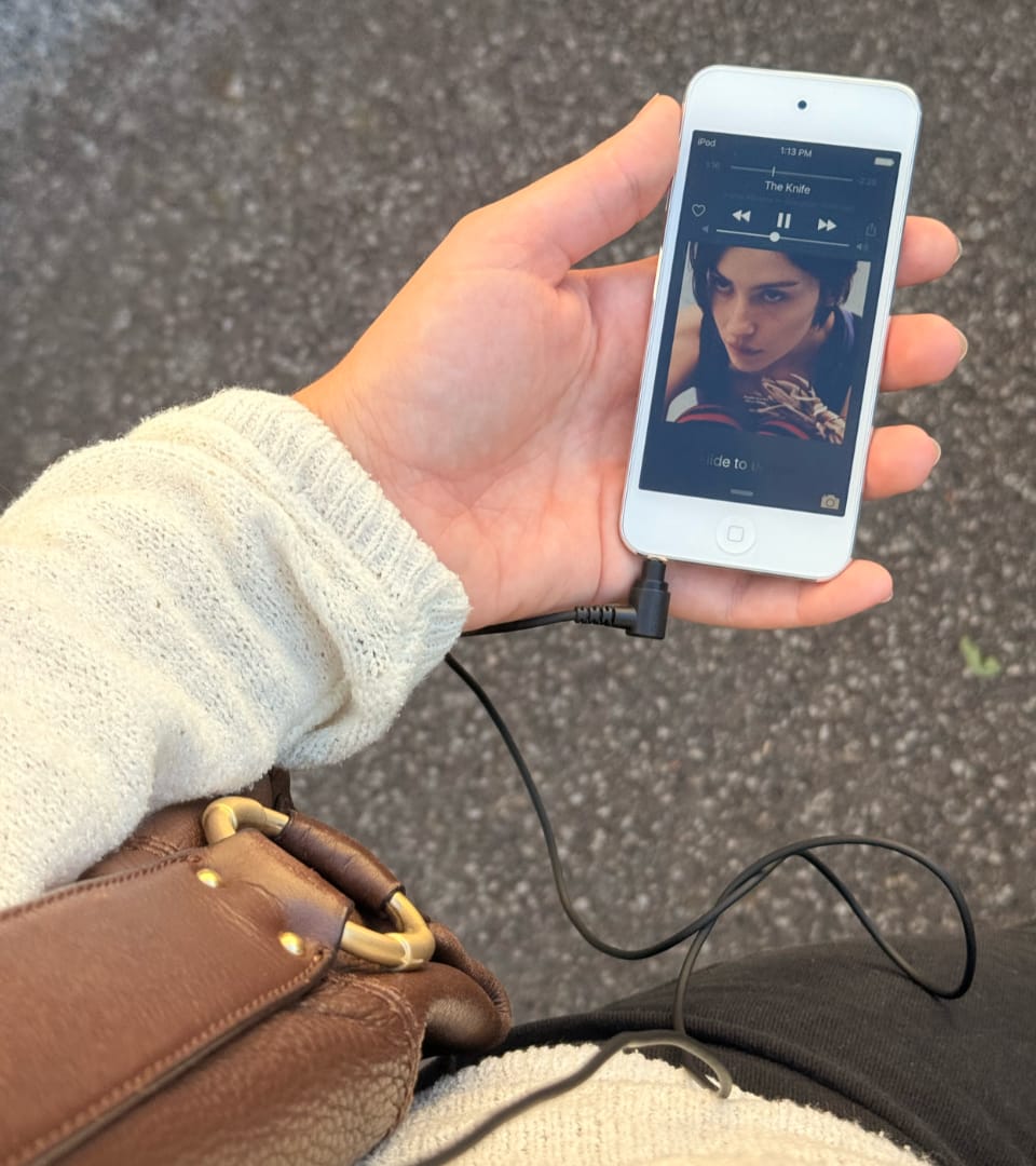 Un iPod dans la main, la musique du moment